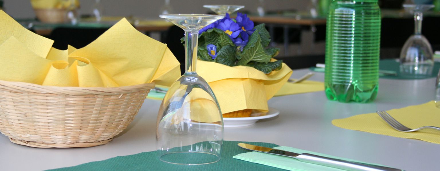 Gedeckter Tisch im Pfarreizentrum