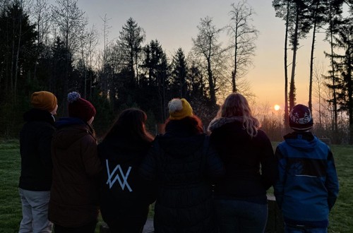 Jugendliche bestaunen den Sonnenaufgang