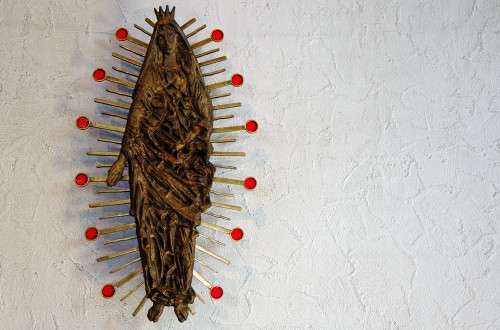 Skulptur stellt gekrönte Maria dar
